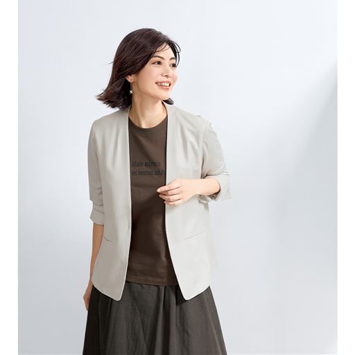 きちんと感がありながら、カーデ感覚で着られる軽やかなノーカラージャケット。リネン調の涼しげな素材です。グレージュコーディネート例