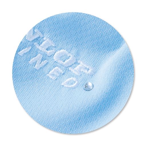 刺しゅうロゴにラインストーン付き