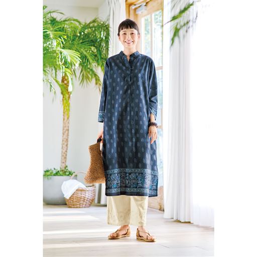 ワンピースネイビー系 パンツソフトベージュ コーディネート例