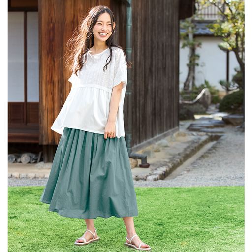 軽やかに舞う綿100%素材のフレアスカート。(スモークグリーン コーディネート例)