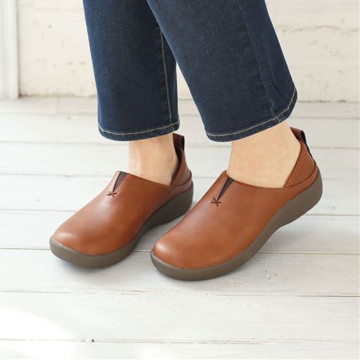 キャメル<br>幅広4E設計のゆったりスリッポン。かかとが柔らかく、脱ぎはぎがラク。