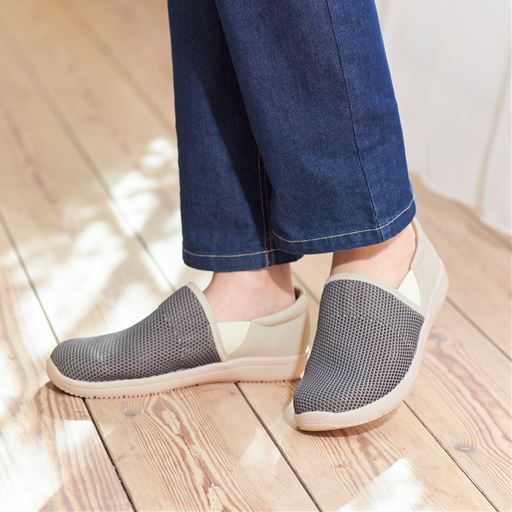 グレー<br>メッシュ素材で涼やかゆったりスリッポン。ソフトインソールが足に優しくフィットします。