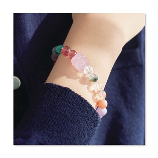 18粒のストーンが手もとを彩る、風水開運ブレスレット。パワーストーンを身に着け幸運のお守りに。