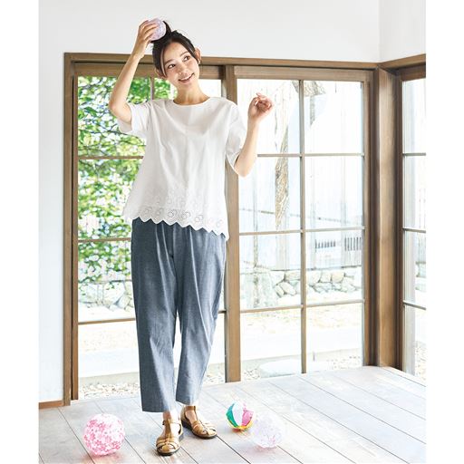 着れば着るほどそっと馴染んでく肌触りと、素材が放つニュアンスのある表情に癒されて、清々しく抜け感のある着心地が楽しめます。ネイビーコーディネート例