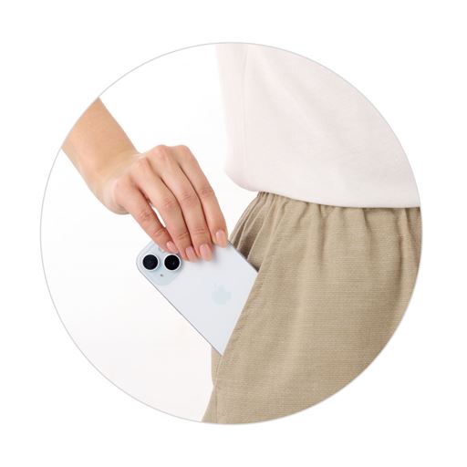 深めのポケットでスマホすっぽり!座っても落ちにくい