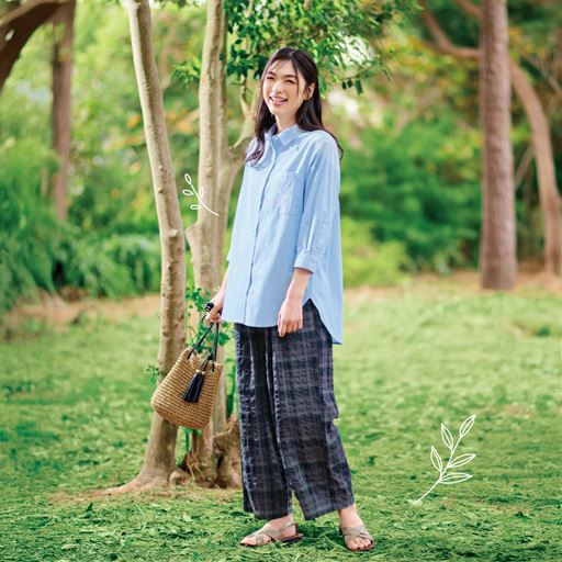 チェックAコーディネート例 足のラインを拾いにくい、サラッと涼しい綿混パンツ。