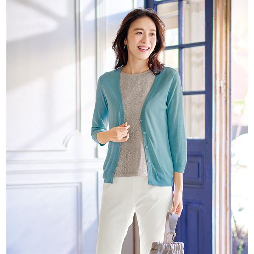 グレイッシュグリーン<br>深めのVネックで顔まわりスッキリ。