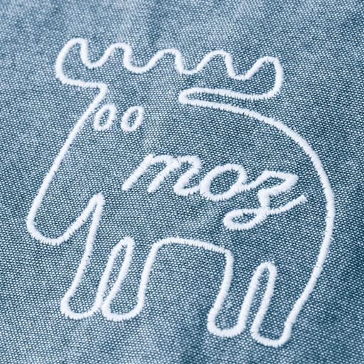 左胸のエルクの刺しゅうがアクセント。