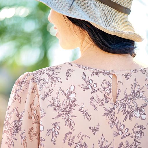 後ろボタン涙あきで抜け感のあるこなれたバックスタイル