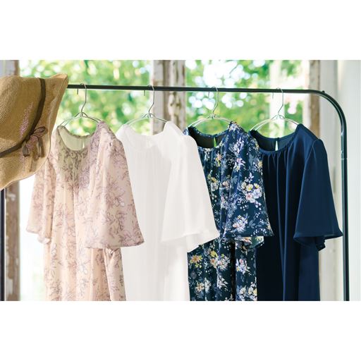 左からピンクベージュ、オフホワイト、ネイビー系、ネイビー