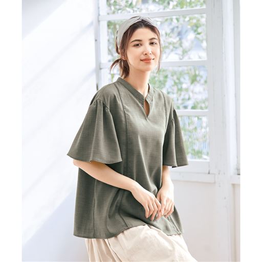 カーキ ゆったりデザイン 麻調が爽やかな着心地 キーネックとふんわりシルエットで華奢見え コーディネート例