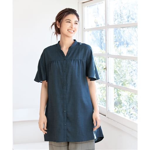 ネイビー ゆったりデザイン 華やかなフレアスリーブが涼しく快適 後ろ長め丈でスタイルアップも コーディネート例