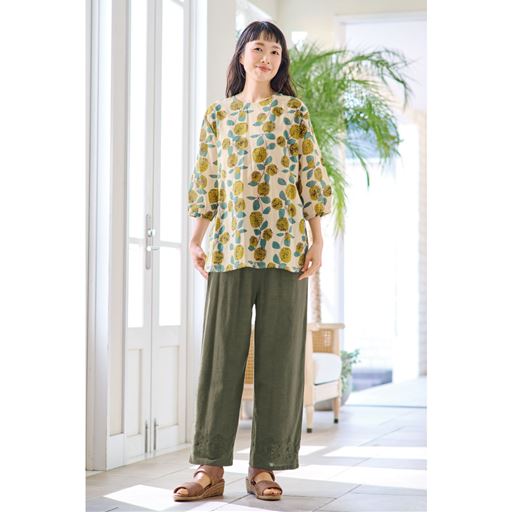 コーデが華やぐ花模様。ふんわりシルエットで涼やかに。(ベージュ系コーディネート例)