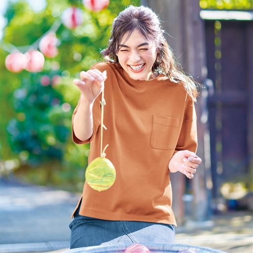 程よくゆとりのあるリラクシーな着心地。ダルオレンジ