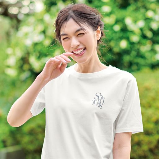 オフホワイトA 胸元アップ