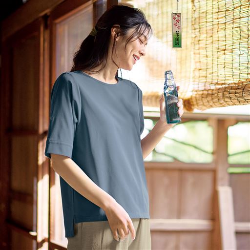 袖を伸ばして着れば二の腕をすっきりカバー。