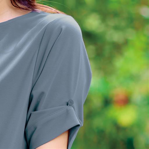 ボタンを留めて袖のアレンジができます。