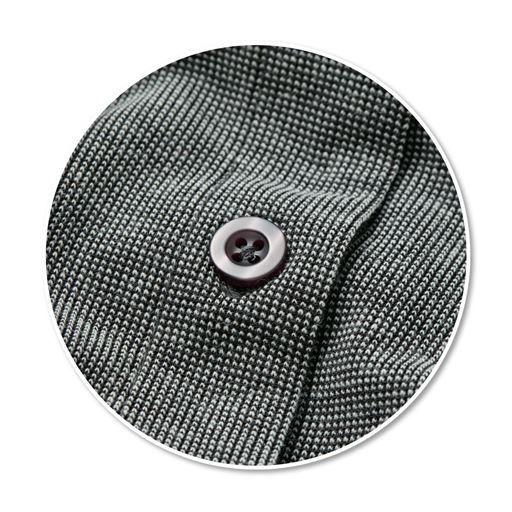 身生地と同系色のボタンを使用