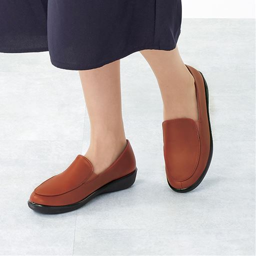 レンガ<br>コーデもお天気も選ばないローファー