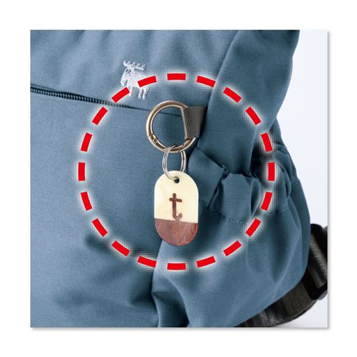 好きなキーホルダーが付けられるループ付き。