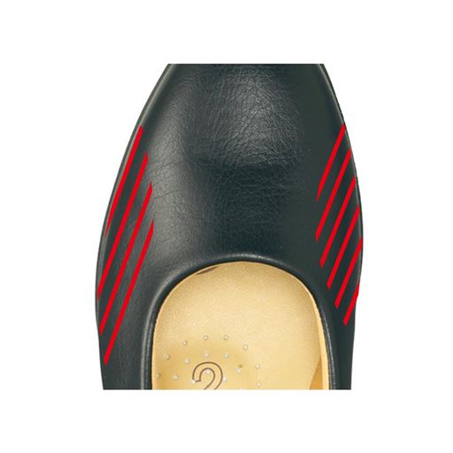 長時間はいてもラク 斜線部分に伸縮性のある素材を使用し、足への圧迫を軽減。長時間はいていても痛くなりにくく快適