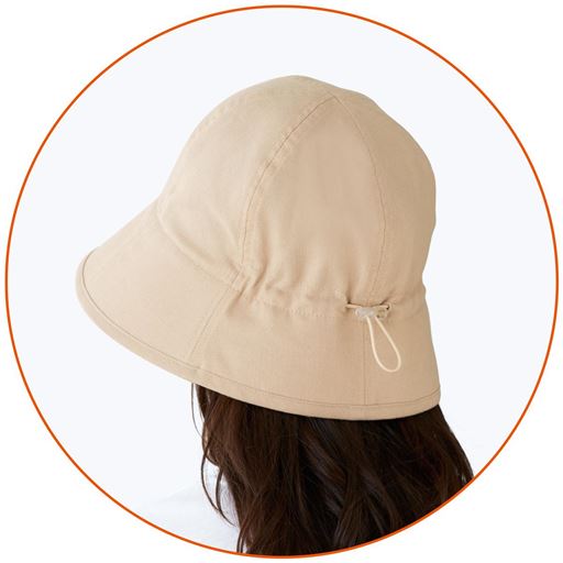 後頭部にサイズ調節できるゴム入り