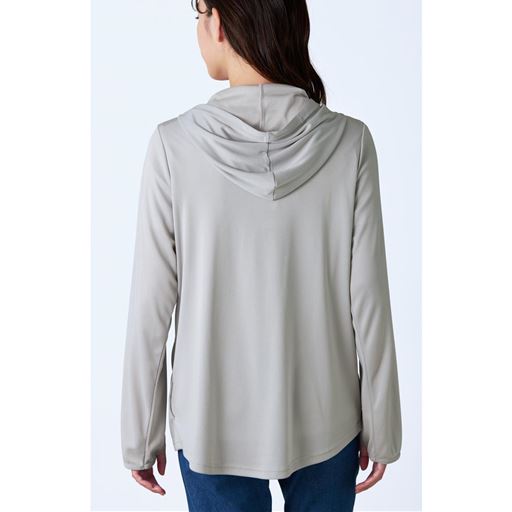 やや長めの丈で後ろ姿がすっきり