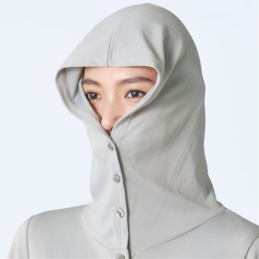 ボタン付きフードで顔まわりをガード <br>フードをかぶり、ボタンを上まで留めると鼻の下までカバーします