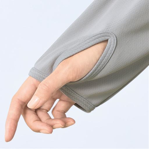 手の甲もカバーする指穴付きの袖口<br>紫外線から手の甲をガード。自転車に乗っているときなどに