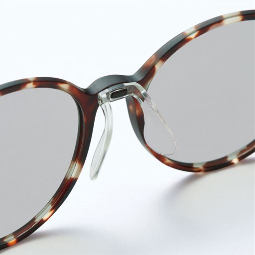 ズレにくい、独立式の鼻パッド付き