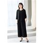 程よいゆとりが動きやすく、所作も美しい上品な印象へ。(ブラックコーディネート例)