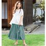 軽やかに舞う綿100%素材のフレアスカート。(スモークグリーン コーディネート例)