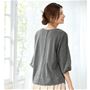チャコールグレー バックスタイル<br>軽やかで肌離れがよく、リラクシーな着心地。