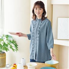 フリル衿花刺しゅうブラウス