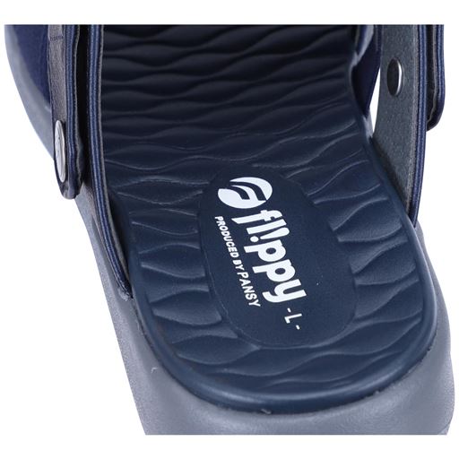 クッション性が高いインソール。凹凸が前すべりを抑えます