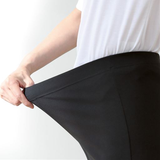 ウエストは総ゴム仕様で、お腹まわりがラクラク