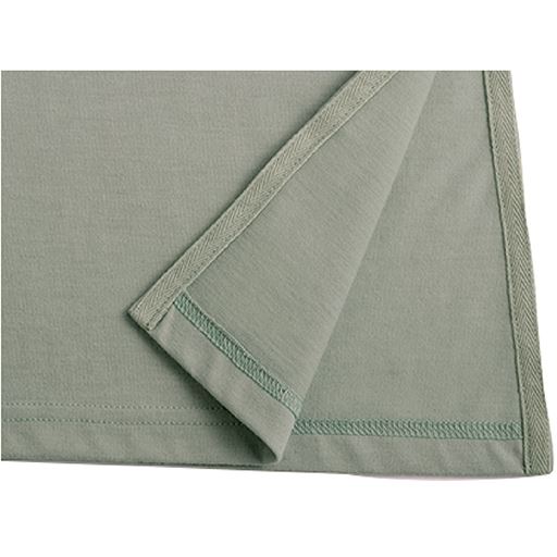 ロングスリット入りで動きやすい