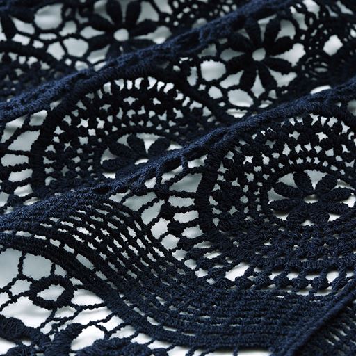 繊細な柄で透け感も魅力の綿100%の総レース素材。