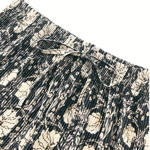 ウエストは飾りリボン付きでトップスインも決まる。