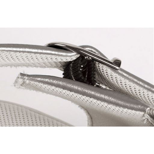 シルバー<br>ベルトバックル内側の隠しゴムで脱ぎ履きしやすい。