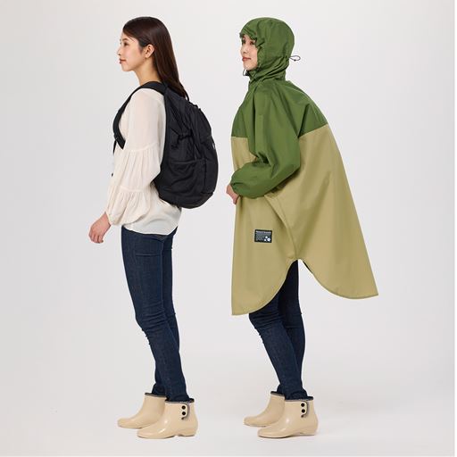 リュックごとすっぽりゆったりサイズ<br>リュックを背負ったまま着られます。寒い季節のアウターの上もOK。