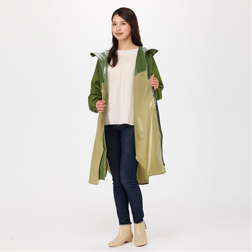 フルオープンで脱ぎ着がラク。前全開タイプなので荷物を背負ったままサッと羽織れ、脱ぐのもラクちん。