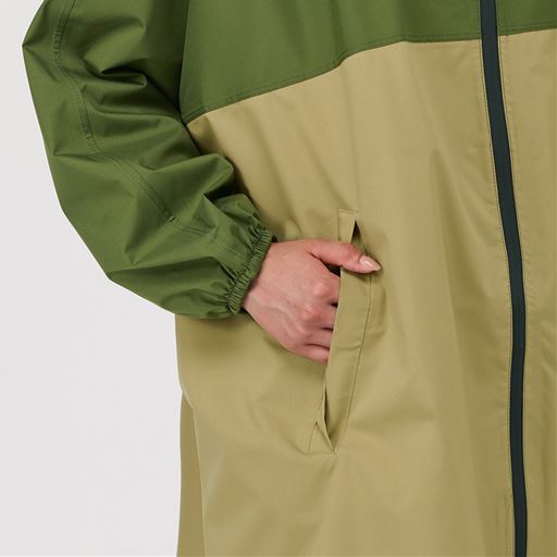 フラップ付きポケット。入れたものが濡れにくい仕様