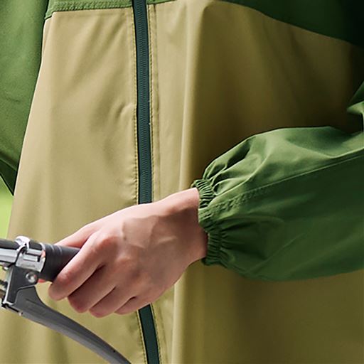 袖口ゴムで雨風の侵入を防止。風が吹いてもめくれず雨の侵入も防ぎます。