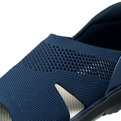 通気性がよく、足にやさしく フィットするニット素材。