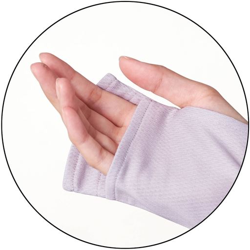 手の甲をすっぽりおおって日焼けを防止。動きに合わせて指を出せる仕様