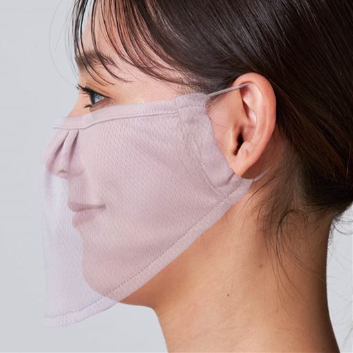 シミができやすい頬骨まわりや目の下もカバー  上部に入れたワイヤーがずり落ちを抑えます  息苦しくなく、ムレにくい下が開いているので息が通りムレにい。化粧が崩れにくいのも嬉しいポイント<br>※イメージ