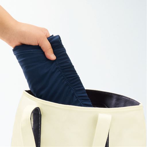 薄くて軽くてシワになりにくい生地だから、小さく折り畳める。