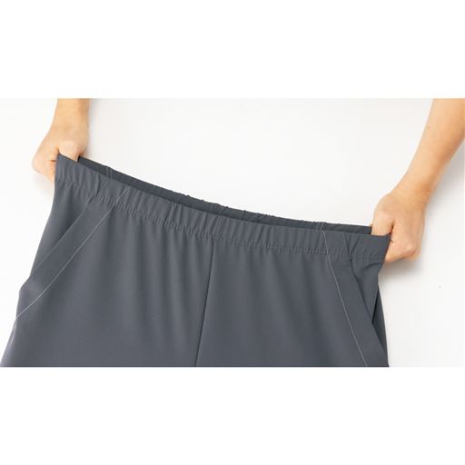 お腹を締め付けない紐ゴム。前とじで脱ぎ着もスムーズ