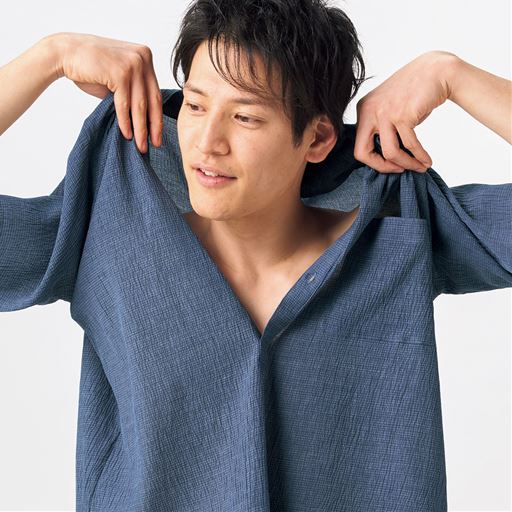 ゆったりしたシルエットと深め乃前開きで被りやしく、ストレッチが効いて肌離れもよい素材なので脱ぎ着がラク。 コーディネート例